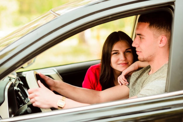 Glückliches Paar auf einer Autoreise