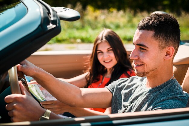 Glückliches Paar auf einer Autoreise