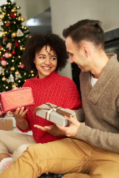Glückliches Paar, das die Weihnachtsgeschenke teilt