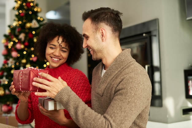 Glückliches Paar, das die Weihnachtsgeschenke teilt