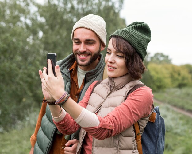 Glückliches Paar, das ein Selfie in der Natur nimmt