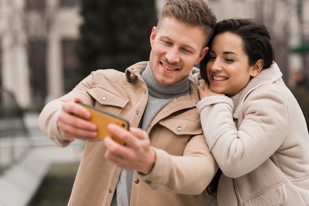 Glückliches Paar, das ein Selfie nimmt