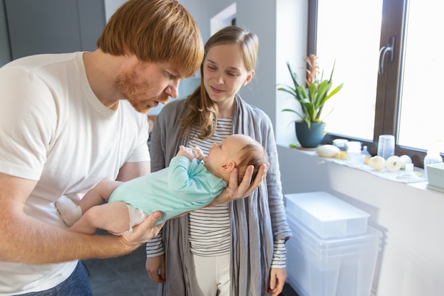 Glückliches Paar, das Elternschaft genießt