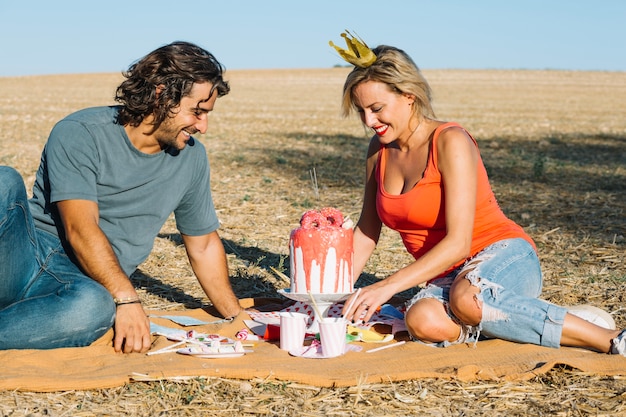 Glückliches Paar, das Picknick hat