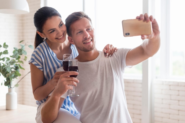 Glückliches Paar, das Selfie zusammen nimmt