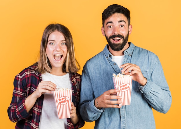 Glückliches Paar der Vorderansicht mit Popcorn
