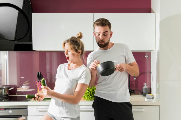 Glückliches Paar drinnen zusammen sein