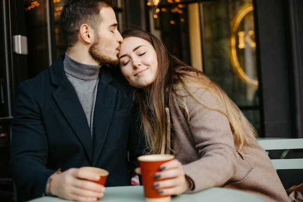 Glückliches Paar im Café im Freien am Herbsttag