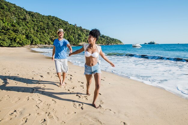 Glückliches Paar läuft am Strand