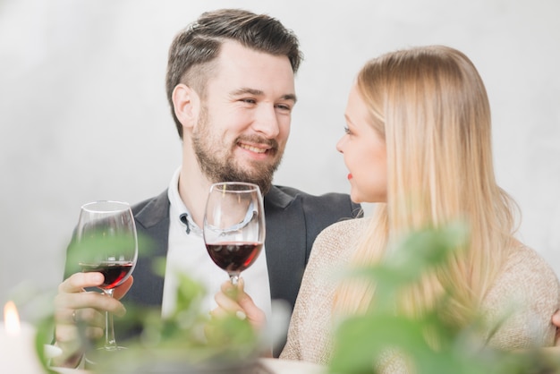 Kostenloses Foto glückliches paar mit gläsern rotwein