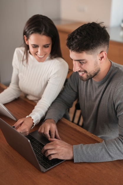 Glückliches Paar zusammen arbeiten