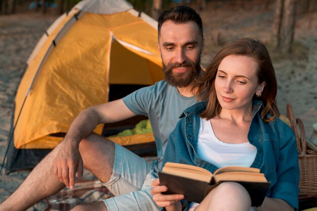 Glückliches Paar zusammen lesen