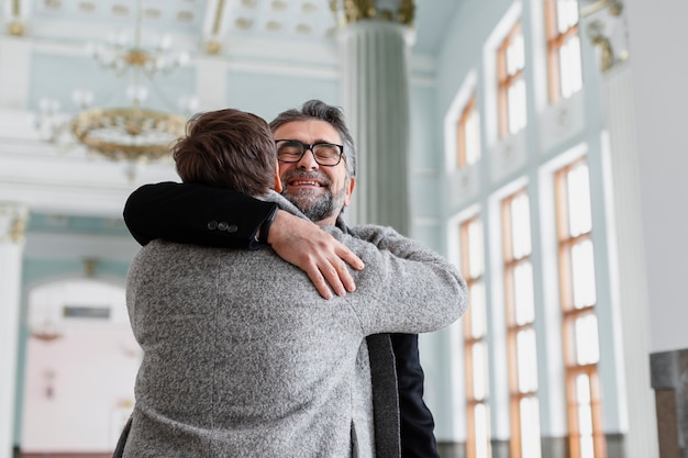 Glückliches Partnertreffen der mittleren Aufnahme