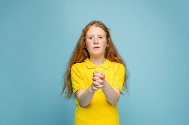 Glückliches, smiley redhair Mädchen lokalisiert auf Hintergrund mit copyspace