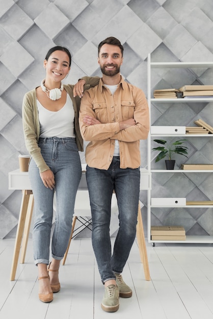 Glückliches Team, das im Büro steht