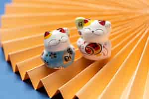 Kostenloses Foto glückskatzen mit gelbem papierhochwinkel