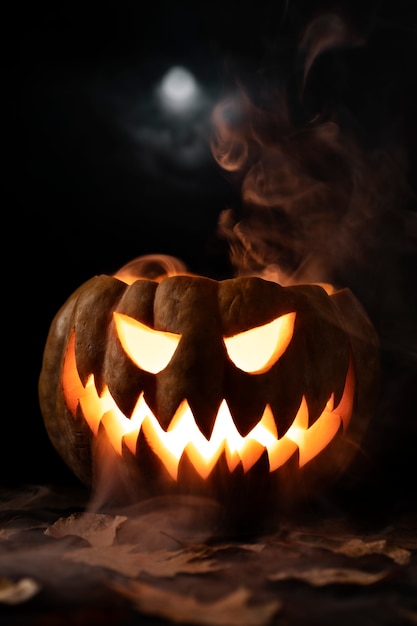 Glühendes Gesicht des gespenstischen Halloween-Kürbises