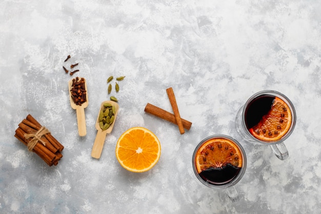 Kostenloses Foto glühwein glintwine diente in den gläsern für weihnachtstabelle mit orange und gewürzen