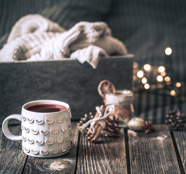 Glühwein in einer Tasse auf einem Holztisch