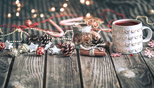 Glühwein in einer Tasse auf einem Holztisch