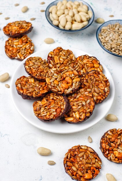 Glutenfreie kandierte Nusskekse mit Schokolade, Erdnuss- und Sonnenblumenkernen, Draufsicht