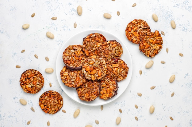 Glutenfreie kandierte Nusskekse mit Schokolade, Erdnuss- und Sonnenblumenkernen, Draufsicht