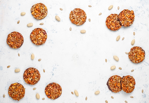 Glutenfreie kandierte Nusskekse mit Schokolade, Erdnuss- und Sonnenblumenkernen, Draufsicht