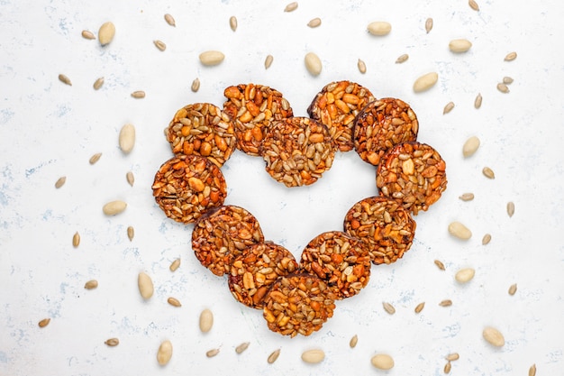 Glutenfreie kandierte Nusskekse mit Schokolade, Erdnuss- und Sonnenblumenkernen, Draufsicht