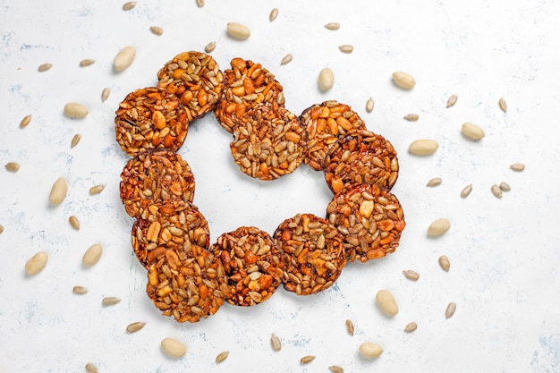 Glutenfreie kandierte Nusskekse mit Schokolade, Erdnuss- und Sonnenblumenkernen, Draufsicht