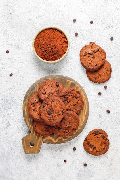 Glutenfreie Kekse mit Schokoladenstückchen.