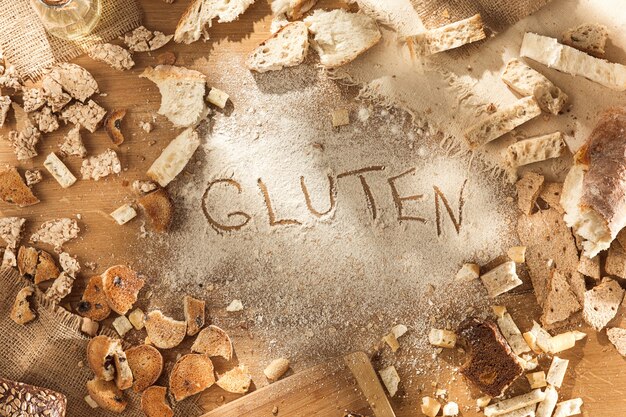 Glutenfreies Essen. Verschiedene Nudeln, Brot und Snacks auf hölzernem Hintergrund von oben. Gesundes und Diät-Konzept.