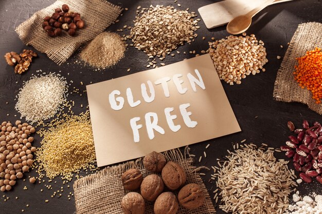 Glutenfreies Mehl und Getreide Hirse, Quinoa, Maisbrot, brauner Buchweizen, Reis mit Text glutenfrei