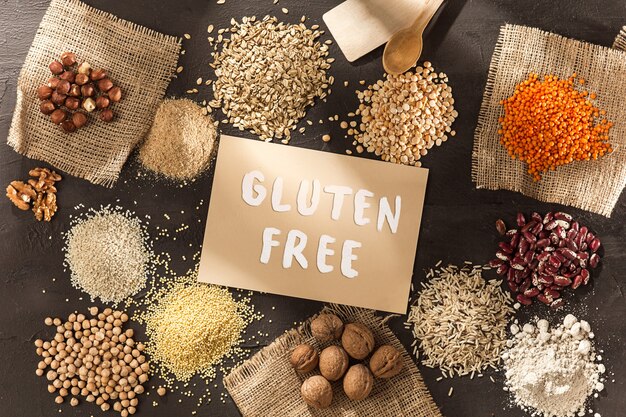 Glutenfreies Mehl und Getreide Hirse, Quinoa, Maisbrot, brauner Buchweizen