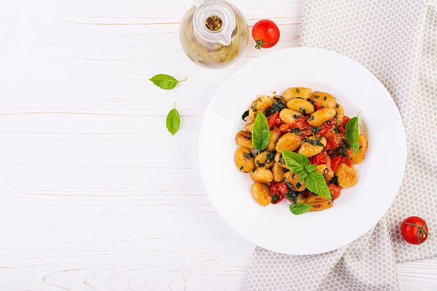 Gnocchi-Nudeln im rustikalen Stil. Italienische Küche. Vegetarische Gemüsenudeln. Mittagessen kochen. Gourmetgericht. Draufsicht