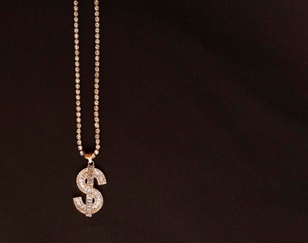 Gold-Dollar-Symbol auf goldener Kette Schmuck Halskette Hintergrund mit Platz für Textbanner Modeaccessoires