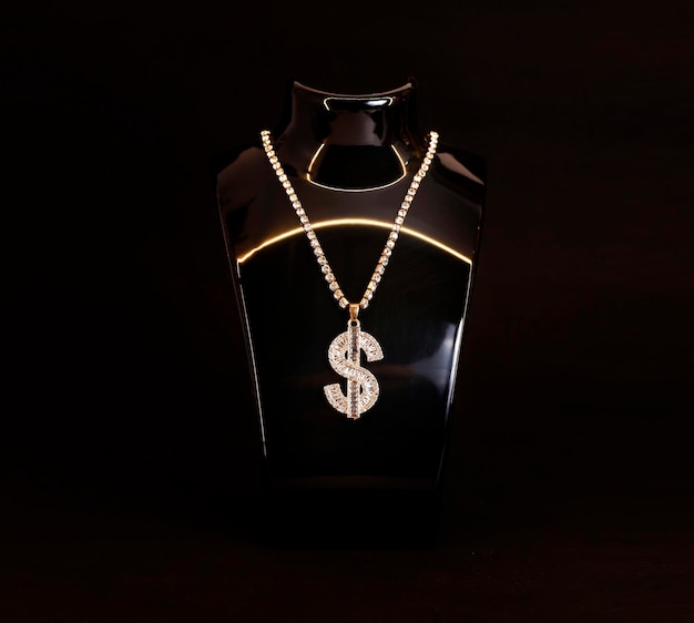 Gold-Dollar-Symbol auf goldener Kette Schmuck Halskette Hintergrund mit Platz für Textbanner Modeaccessoires