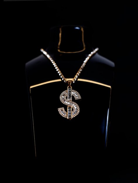 Gold-Dollar-Symbol auf goldener Kette Schmuck Halskette Hintergrund mit Platz für Textbanner Modeaccessoires