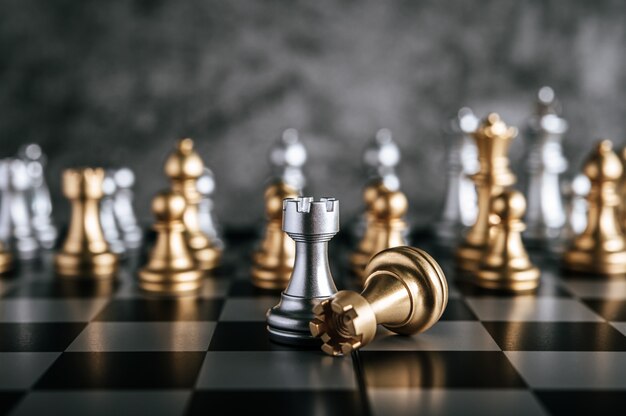 Gold- und Silberschach auf Schachbrettspiel für Geschäftsmetapherführungskonzept