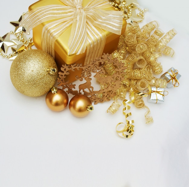 Gold Weihnachtsgeschenk und Dekorationen auf weißem Hintergrund