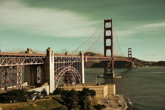 Kostenloses Foto golden gate bridge in san francisco mit blume als wahrzeichen.