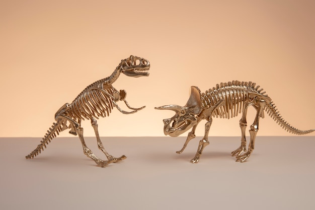 Kostenloses Foto goldene ästhetische tapete mit dinosauriern