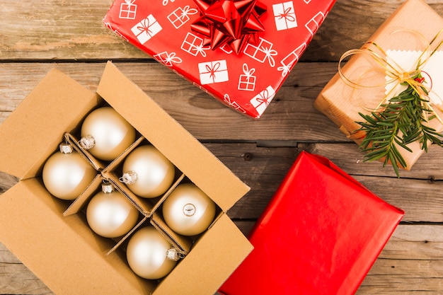 Kostenloses Foto goldene festliche verzierungen im kasten mit weihnachtsgeschenken