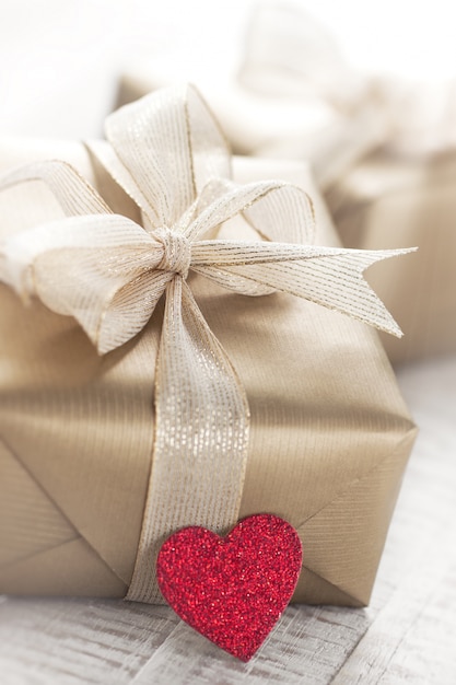 Goldene Geschenk-Pakete mit einem roten Herzen