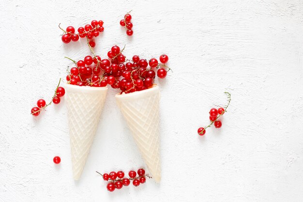 Goldene Himbeeren der Sommerbeeren, rote Johannisbeere auf Weiß