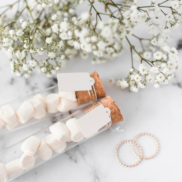 Goldene Hochzeit Ringe; Baby-Atem Blumen und Marshmallow Reagenzgläser mit weißen Tag