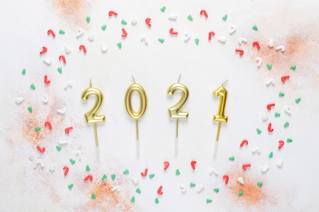Goldene Kerzen in Form von Zahlen des neuen Jahres 2021.