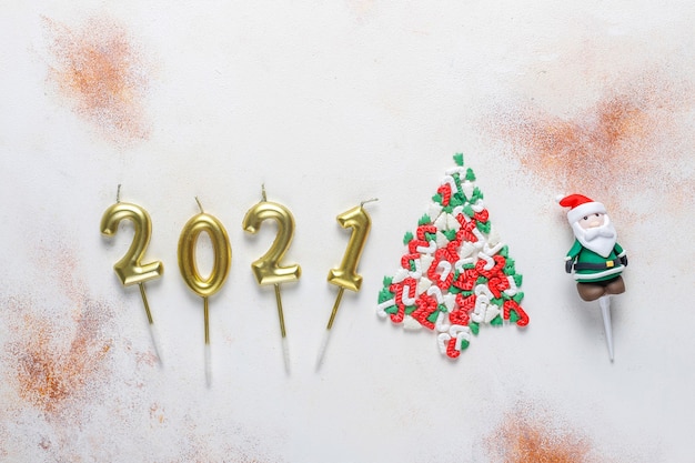Goldene Kerzen in Form von Zahlen des neuen Jahres 2021.