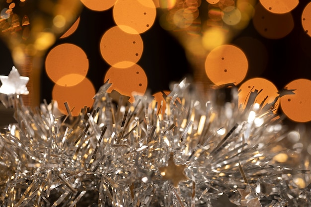 Goldene und silberne Dekoration an der Party des neuen Jahres