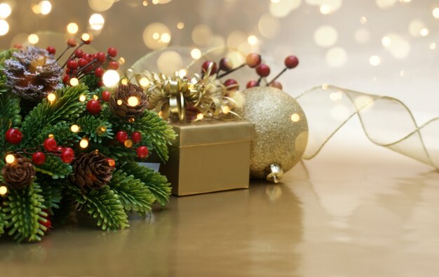 Goldene Weihnachten Hintergrund mit Kranz und Bokeh Lichter