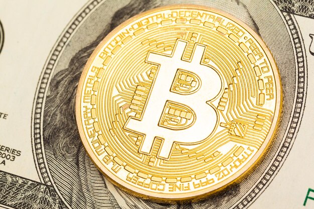 Goldener Bitcoin auf Dollar